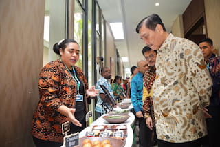 Papuan indigenous youth ambassadors explain spices and algae to the Coordinating Minister of Maritime and Investment Luhut Binsar Panjaitan